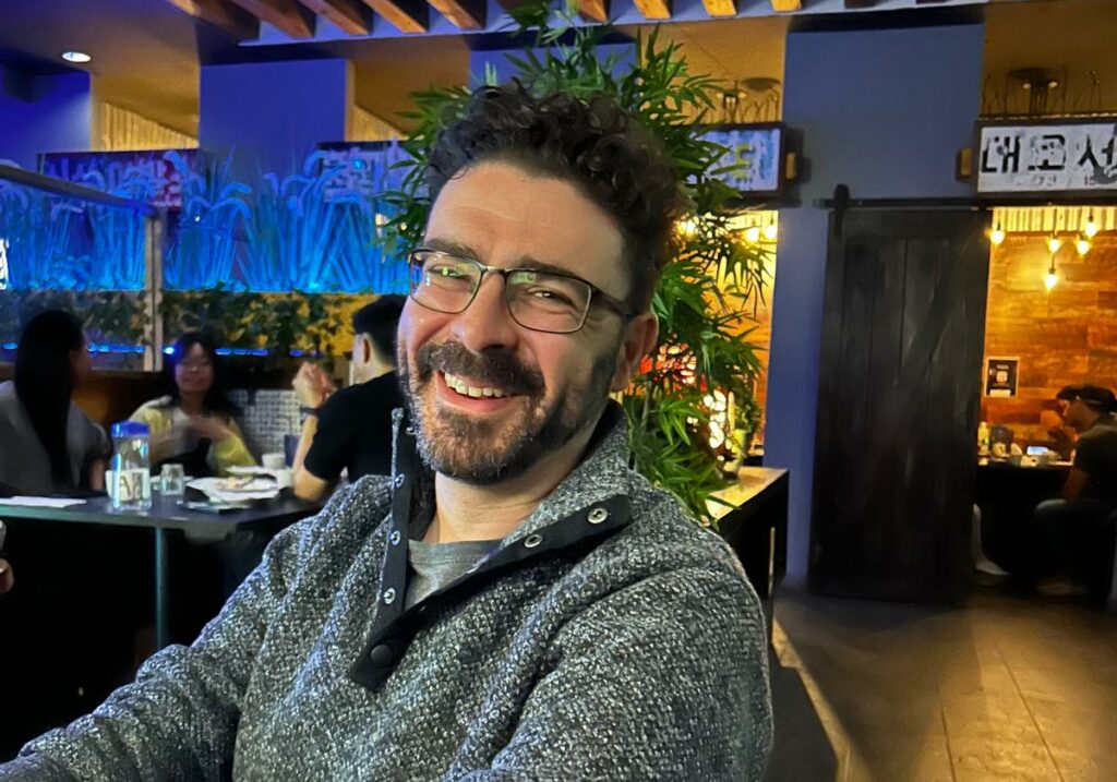 L'homme explique pourquoi il a légué un pourcentage de son testament à des œuvres caritatives, ainsi que son fils.